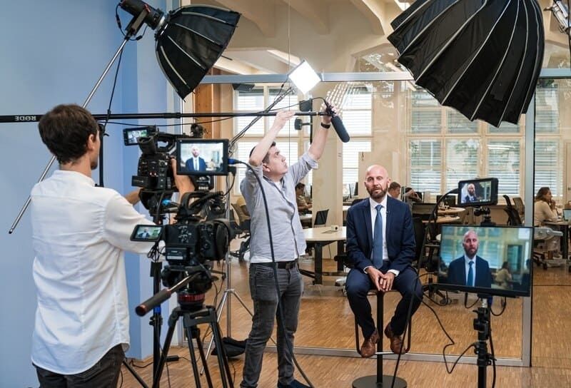 Filmopptak innendørs med boommikrofon og skjult lydproduksjon
