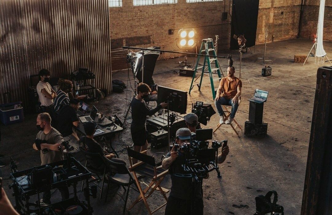 Filmteam med kamera, lysutstyr og stativer i et studio