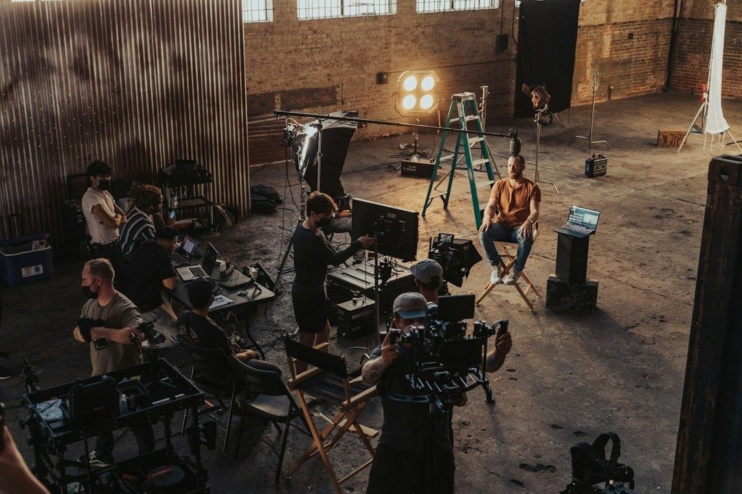 Filmteam med kamera, lysutstyr og stativer i et studio